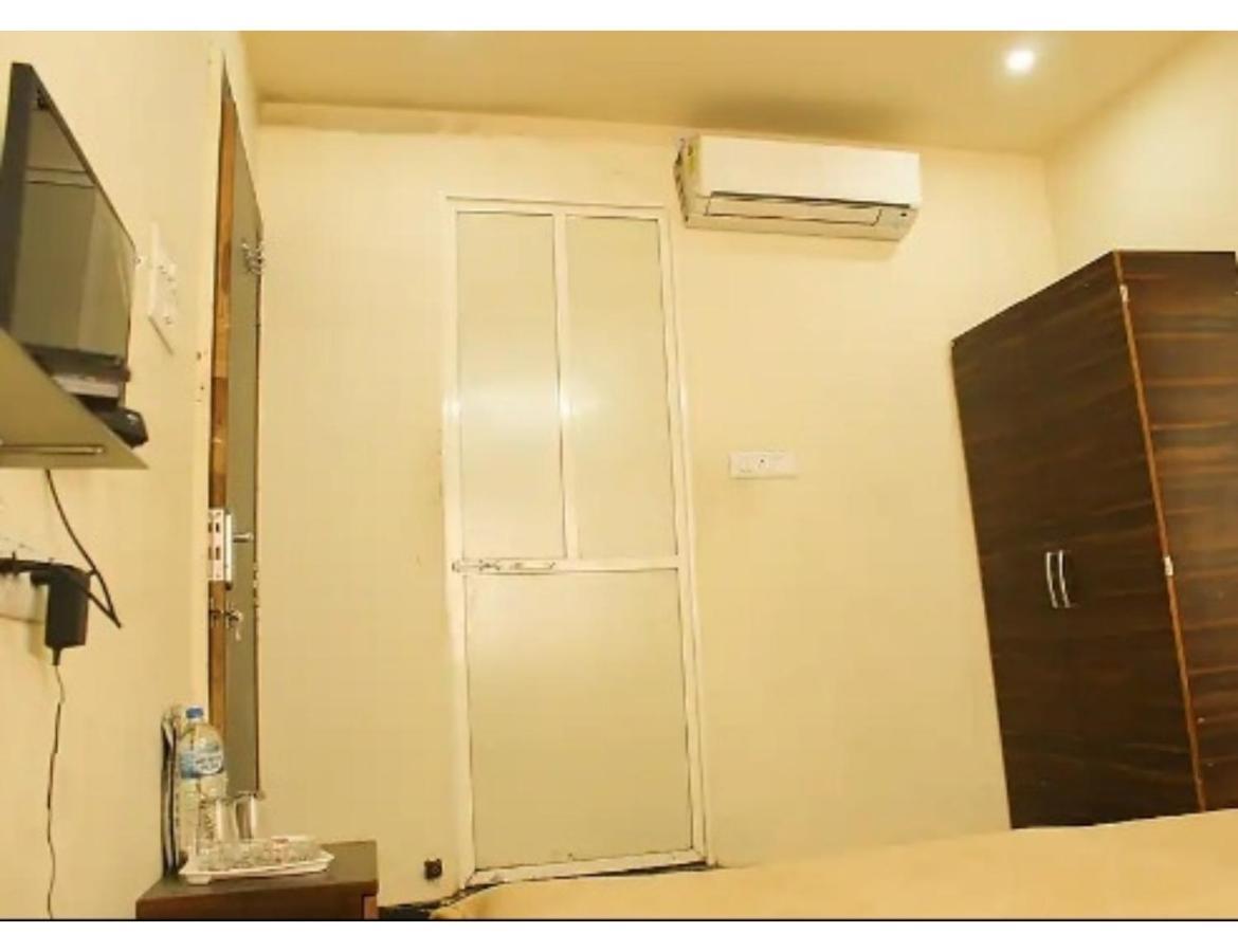 Hotel Adarsh, อุจเจน ภายนอก รูปภาพ